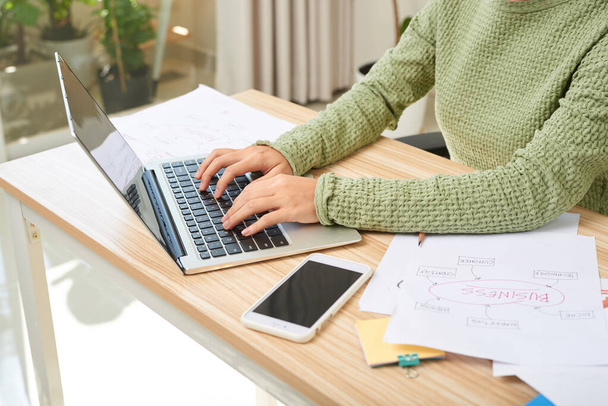 jong aziatisch zakenvrouw werken op haar kantoor via laptop - Foto, afbeelding