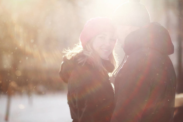 Jovem casal caminhando pelo inverno
 - Foto, Imagem