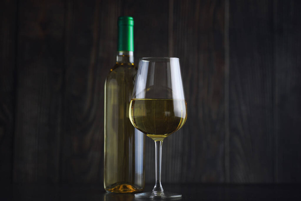 Прозрачная бутылка белого сухого вина на столе. Белое вино gl
 - Фото, изображение