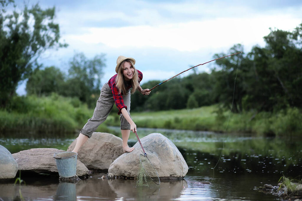 釣り竿と川の少女 - 写真・画像