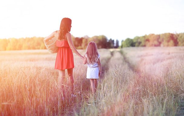 Una joven en un campo de trigo. Paisaje de verano y una chica en una na
 - Foto, Imagen