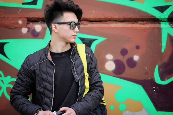 Aziatische jonge man op straat die zich voordeed op de camera - Foto, afbeelding