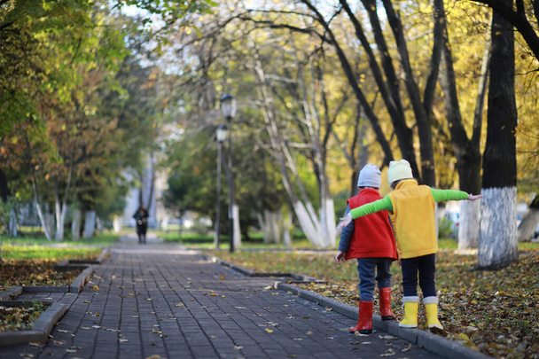 dzieci chodzą na jesieni Park - Zdjęcie, obraz