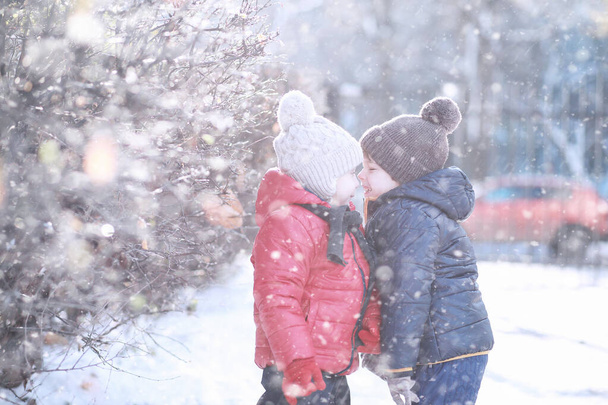 Los niños caminan en el parque primera nieve
 - Foto, Imagen