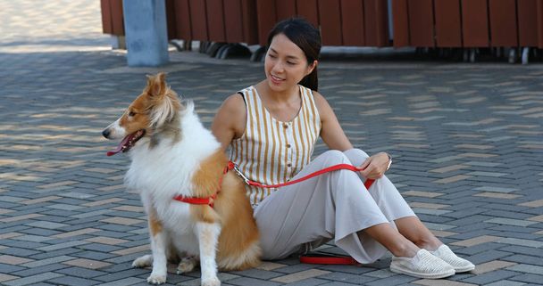 Femme propriétaire d'animal de compagnie avec son chien d'élevage à l'extérieur
 - Photo, image