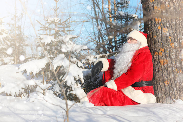 Санта Клаус приходит с подарками с улицы. Санта в красном
 - Фото, изображение