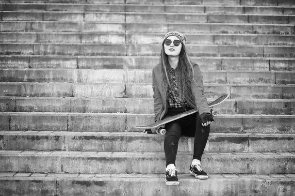 Ein junges Hipster-Mädchen fährt Skateboard. Mädchen Freundinnen f - Foto, Bild
