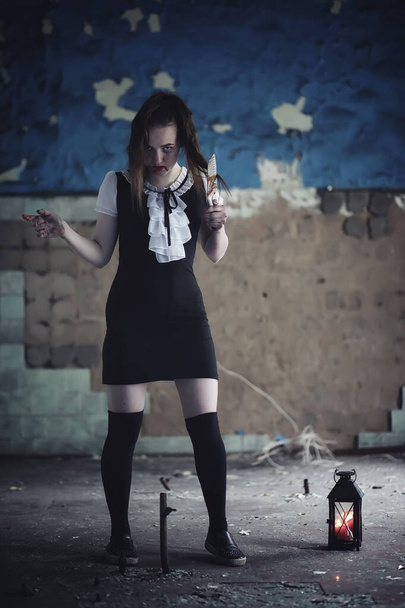 Девушка из фильма ужасов с ножом
 - Фото, изображение