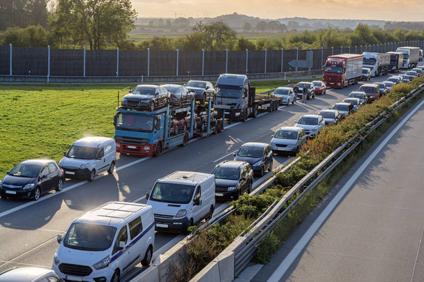 Atasco de tráfico con carril de emergencia (alemán rettungsgasse) a la hora punta en la carretera, concepto de transporte, espacio de copia
 - Foto, imagen