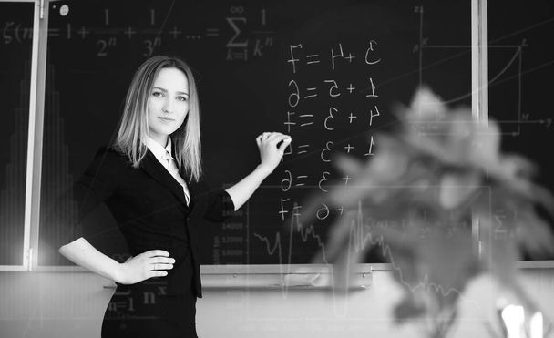 Φόντο με μαθηματικά σύμβολα και δάσκαλος στο Δημοτικό σχολείο - Φωτογραφία, εικόνα