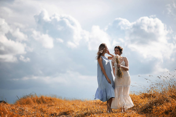 Dwie dziewczyny w sukienki w dziedzinie jesień - Zdjęcie, obraz
