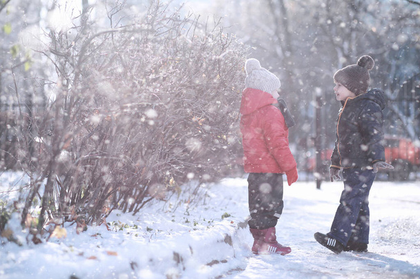 Τα παιδιά περπατούν στο πάρκο πρώτα χιόνι - Φωτογραφία, εικόνα
