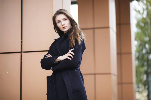 Beautiful girl in a coat in business downtown  - Foto, Imagen
