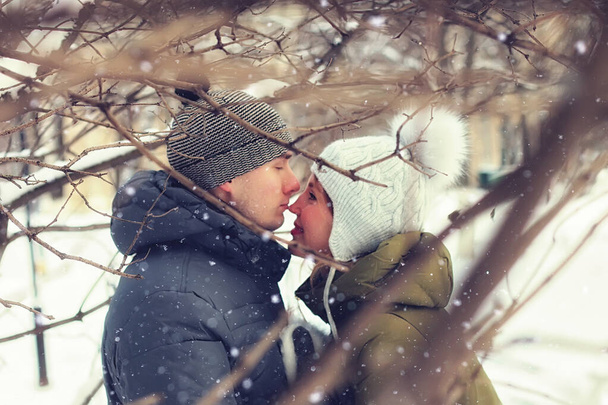 冬の公園を歩く若いカップル - 写真・画像