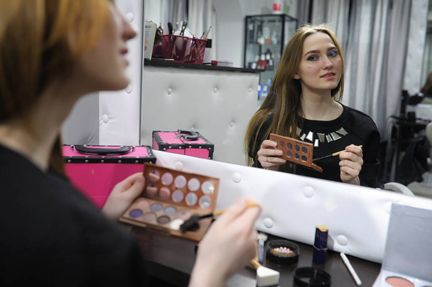 Mladá dívka dělá make-up v salonu krásy. Dívka v př - Fotografie, Obrázek