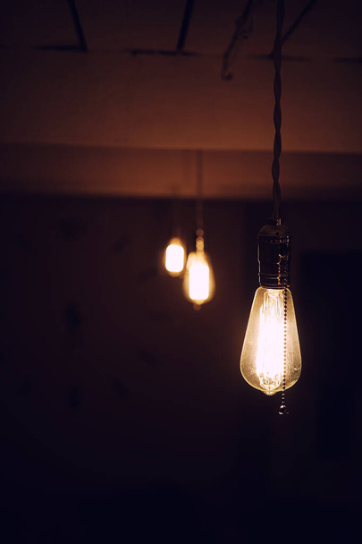 タングステンフィラメント付きランプ。エジソンの電球だフィラメントフィラ - 写真・画像
