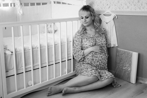 Pregnant girl black and white - Foto, afbeelding