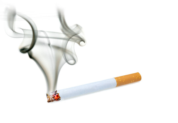 Nahaufnahme einer Zigarette mit Rauch  - Foto, Bild
