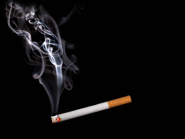 Sluiten van een sigaret met rook tonen  - Foto, afbeelding