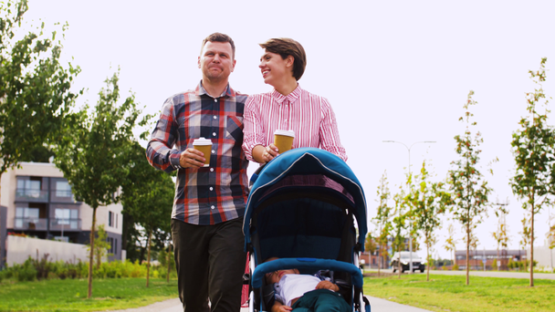 Familie mit Baby im Kinderwagen und Kaffee in der Stadt - Filmmaterial, Video