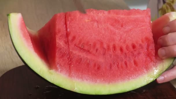 Krájené klíny červeného melounu zblízka - Záběry, video