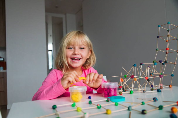 schattig meisje het maken van geometrische vormen van klei, engineering en stam - Foto, afbeelding
