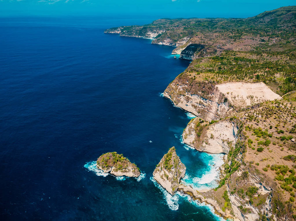 Kustlijn met klif en blauwe oceaan in Nusa Penida. Luchtdrone - Foto, afbeelding