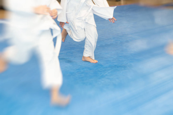 Jungen laufen beim Karatetraining - Foto, Bild