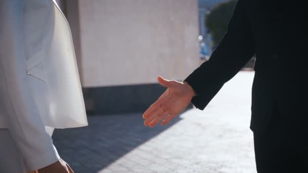 Business people shaking hands. Handshake between business man and business woman outdoors by business office building. - Video, Çekim