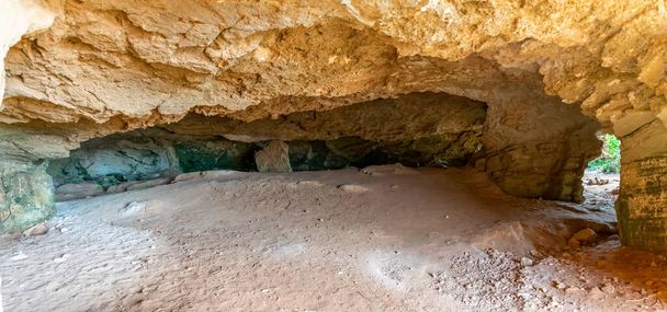 Σπήλαιο Κύκλωπα στις ακτές της Μεσογείου. Κύπρος. - Φωτογραφία, εικόνα