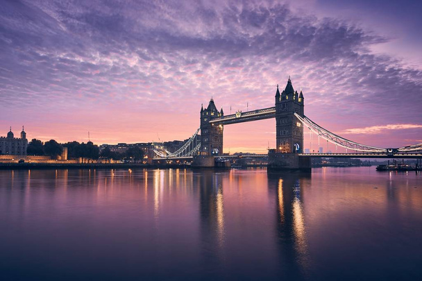 Tower Bridge au lever du soleil coloré
 - Photo, image