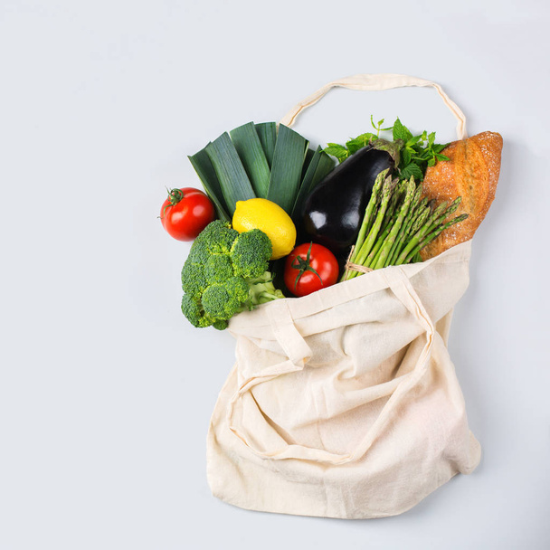 果物、野菜とメッシュバッグ。廃棄物ゼロプラスチックフリーコーン - 写真・画像