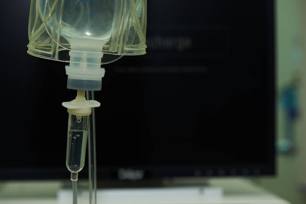 Ein intravenöser Flüssigkeitsbeutel hängt im Operationssaal - Foto, Bild