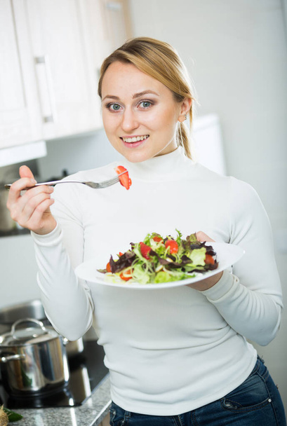 陽気なブロンドの女の子食べるサラダ - 写真・画像