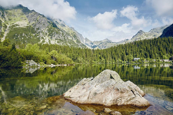 Lago contra montanhas rochosas
 - Foto, Imagem