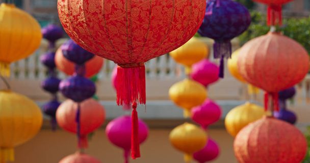 Lámparas estilo chino colgadas al aire libre para la decoración del festival de mediados de otoño. - Foto, imagen