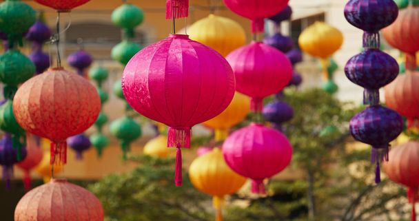 Lanternas coloridas estilo chinês pendurado ao ar livre para o ano novo lunar - Foto, Imagem