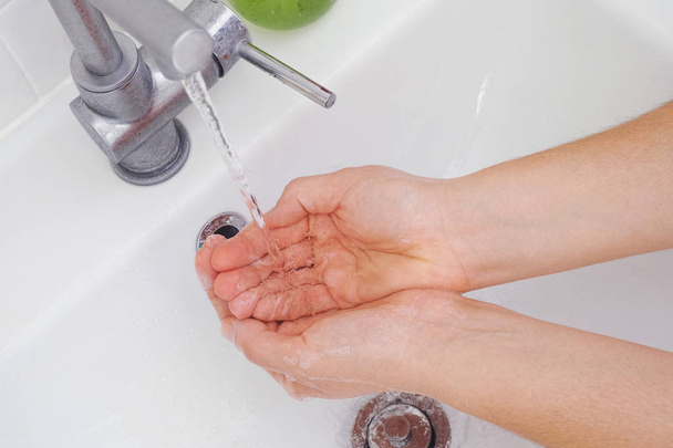 Donna che si lava le mani in bagno
 - Foto, immagini