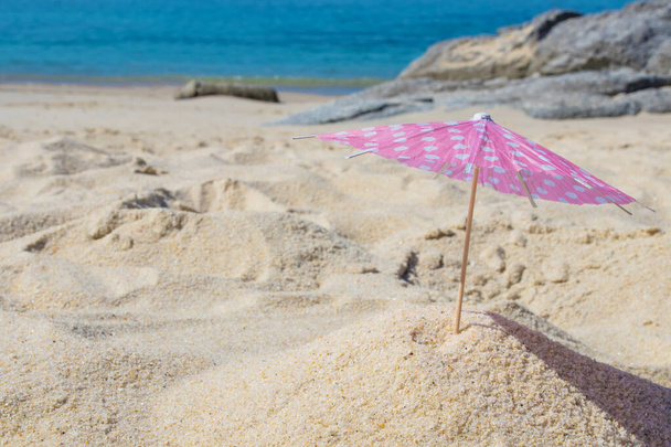 slunečník v písku pláže, léto a svátky - Fotografie, Obrázek