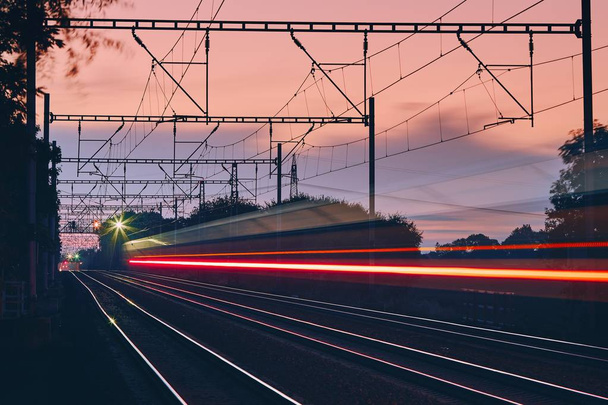 Spoorweg bij dageraad - Foto, afbeelding