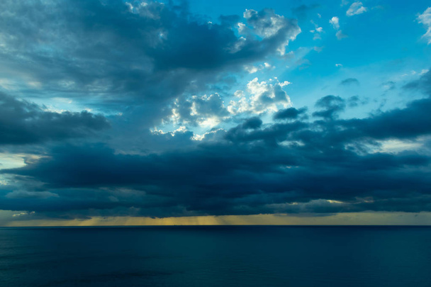 Benidorm 'da Bulutlu Gökyüzü, Alicante (İspanya) - Fotoğraf, Görsel