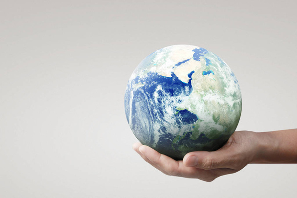 Globo, terra na mão, segurando nosso planeta brilhando. Imagem da Terra pr
 - Foto, Imagem