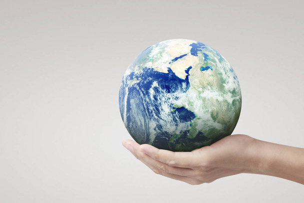 Globe, terre en main, maintenant notre planète rayonnante. Image de la Terre pr
 - Photo, image