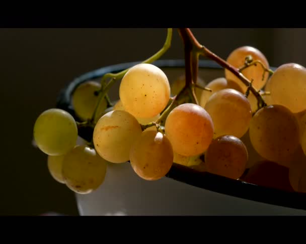 Białe winogrona w Colander z naturalnym światłem - Materiał filmowy, wideo