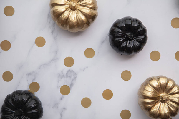 Luxury gold and black autumn pumpkin flat lay composition on a marble background - Foto, imagen