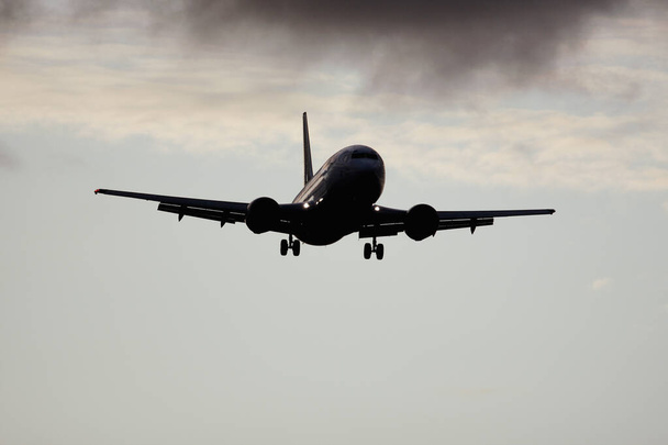 самолет на фоне неба
 - Фото, изображение