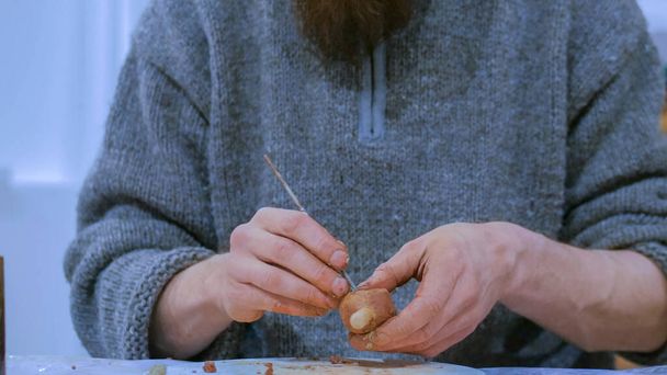 Professioneller Töpfer stellt keramische Tabakpfeife her - Foto, Bild