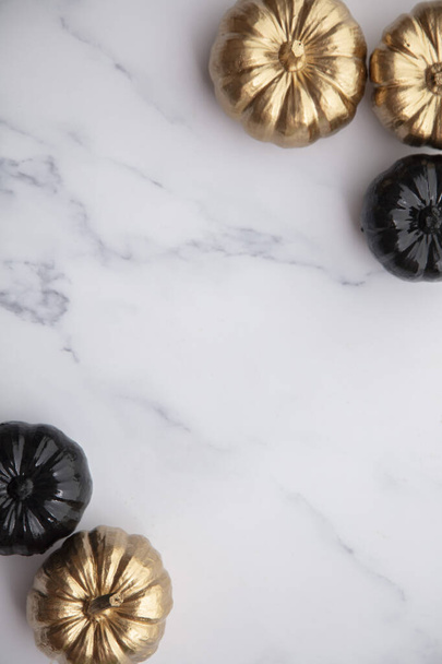 Luxury gold and black autumn pumpkin flat lay composition on a marble background - Fotografie, Obrázek