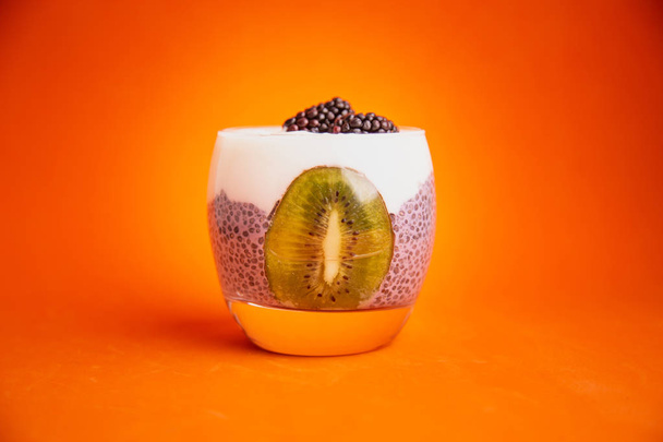 black chia pudding with blackberry and kiwi - Foto, afbeelding