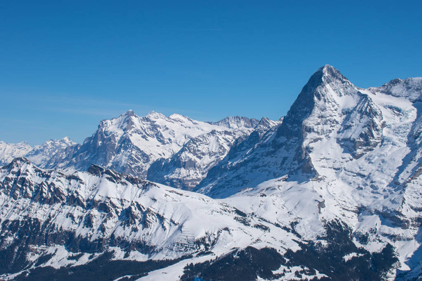 Svájci hegycsúcs hóesés után, panorámás kilátással Murren Jungfrau sírégióra. - Fotó, kép